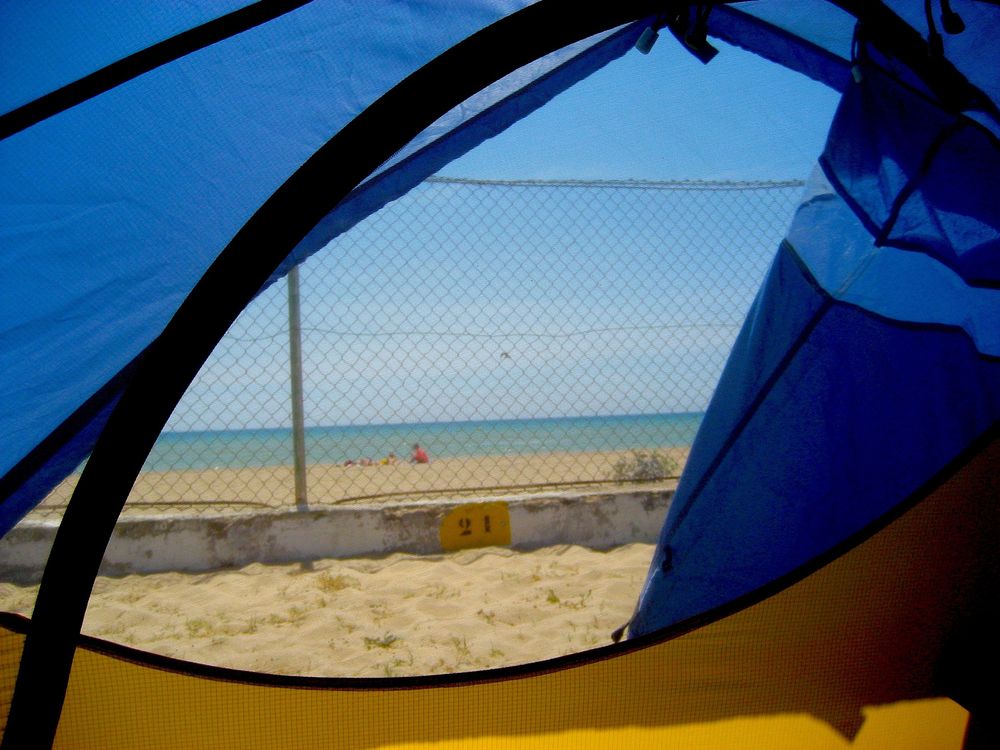 Il campeggio, chiamato 3 Estrellas, era un po' a sud di Barcellona, ma desolato, bello e facilmente accessibile alla playa.
<p>Mentre montavo la tenda, sono stato avvicinato da un videografo freelance