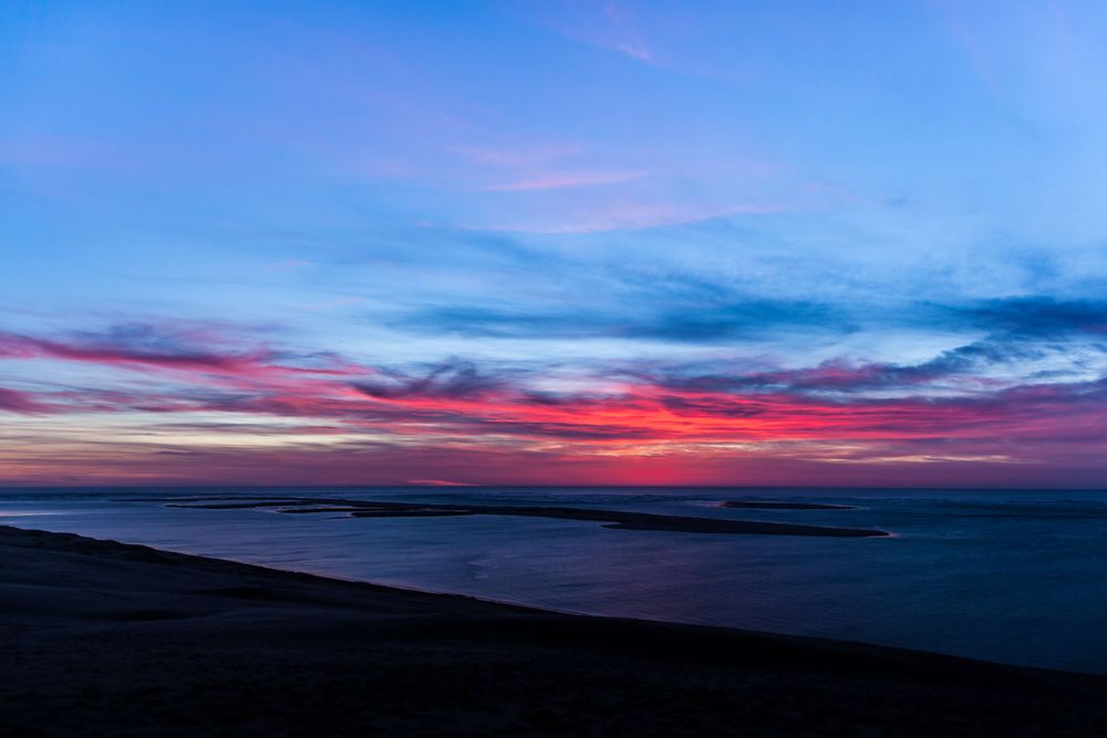 La dune du Pilat, située au cœur du massif forestier des Landes de Gascogne sur le bassin d'Arcachon, est la plus haute dune d’Europe (hauteur actuelle  : 110 m).
Située à l'entrée sud du bassin d'Arc