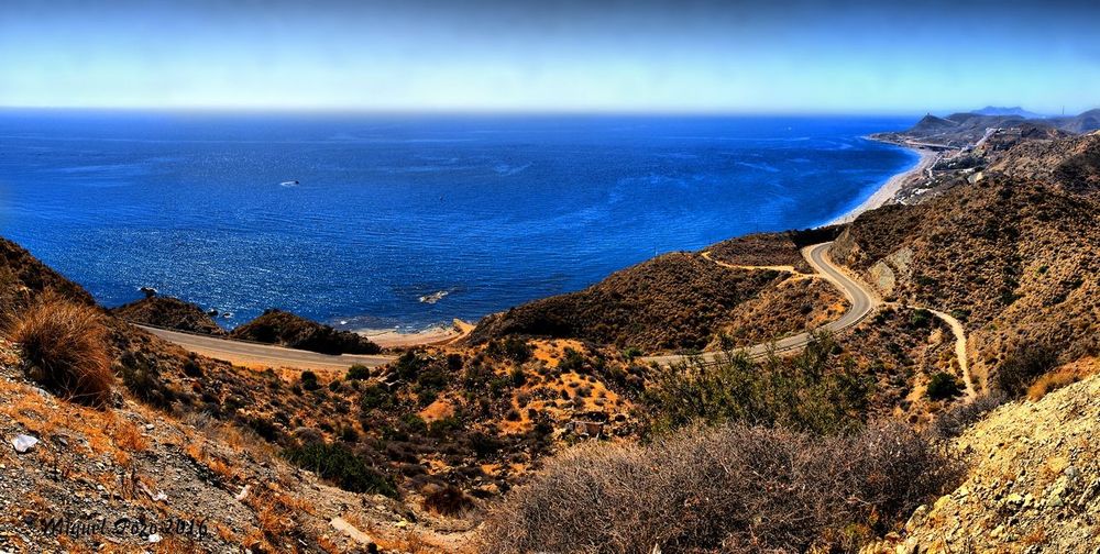 En medio de la segunda ola de calor del verano, en un día de 42º en La Puebla de Cazalla, qué mejor que una imagen refrescante del mar Mediterráneo, se trata de la Playa del Algarrobico en el Parque N