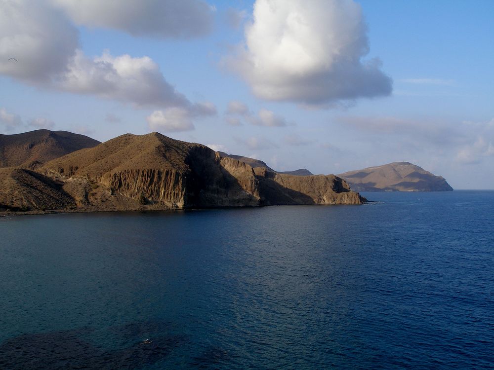 Vue depuis l'Isleta del Moro (Comarca de Cabo de Gata, Andalousie)