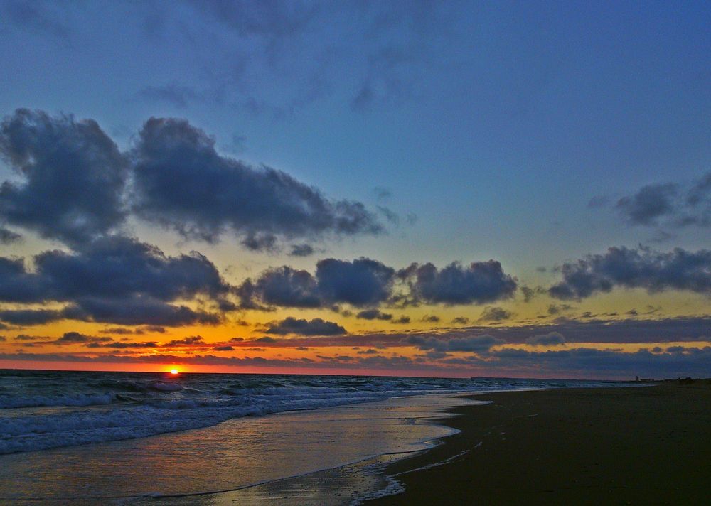 Puesta de Sol con vistas de la totalidad de la Playa de El Palmar con los acantilados de Conil de la Frontera al fondo... En Vejer Costa en La Janda Litoral, Cádiz. Muy al Sur de España.
<p>La Playa del