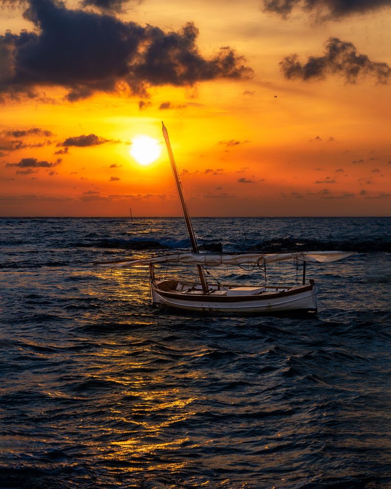 Cabo de Palos (em espanhol: Cabo de Palos) é um cabo no município espanhol de Cartagena, na região de Múrcia. Faz parte de uma pequena cadeia de montanhas vulcânicas que formam uma pequena península. O Mediter