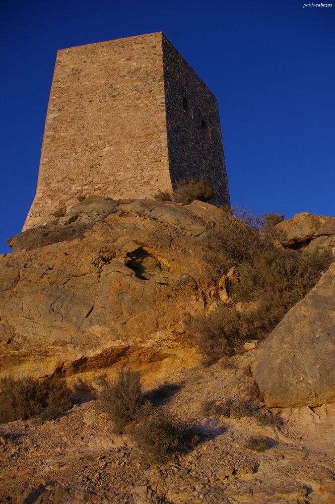 Esta torre hexagonal está situada en la Punta de la Azohia. Tiene 70 metros de altura y forma parte del sistema de vigilancia costera que se construyó en el s. XVI para proteger la costa de Cartagena 