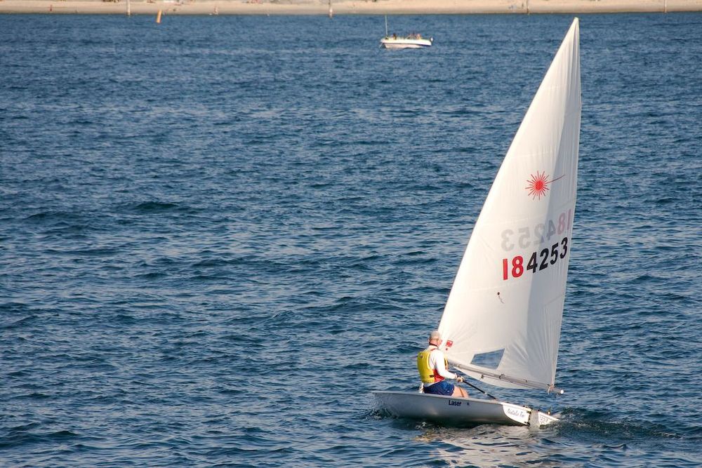 Ein Dinghy vor Manly in Sydney