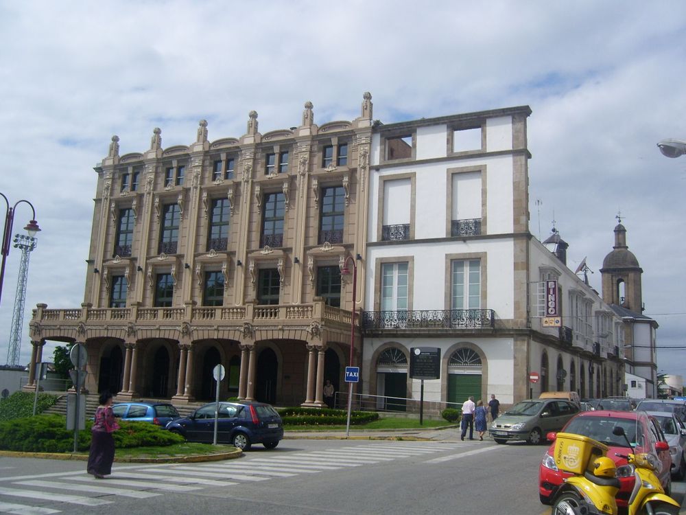 Teatro Jofre (și în spate concatedrala San Xiao)