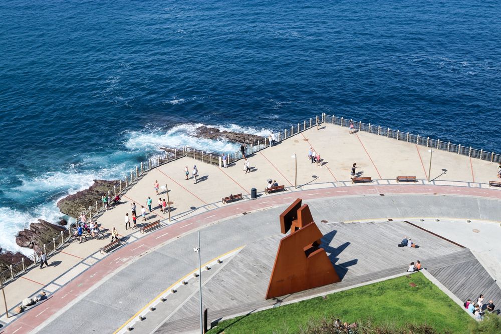 Urgull, San Sebastián, Guipúzcoa, España. Urgull è una montagna situata tra la Parte Vieja di San Sebastián e il paseo Nuevo, vicino al Mar Cantabrico. In questo promontorio sono conservate fortificazioni