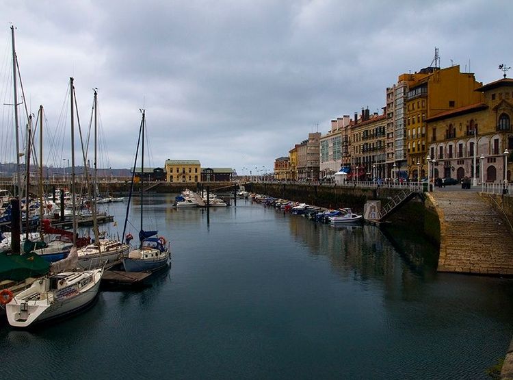 Blick auf den Hafen von Gijón