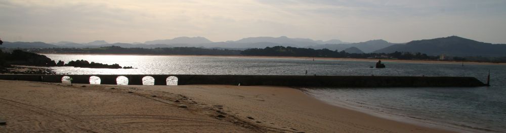 J'étais très heureux de pouvoir me promener dans la charmante ville espagnole de Santander sous un soleil chaud. La ville offre beaucoup au visiteur avec de larges plages de sable préservées, des paysages montagneux,