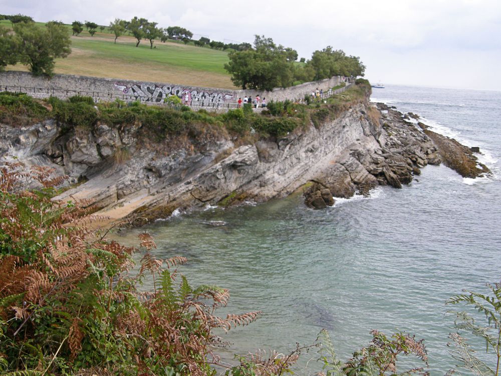 La playa de los Molinucos se encuentra en Mataleñas, en una pequeña cala.