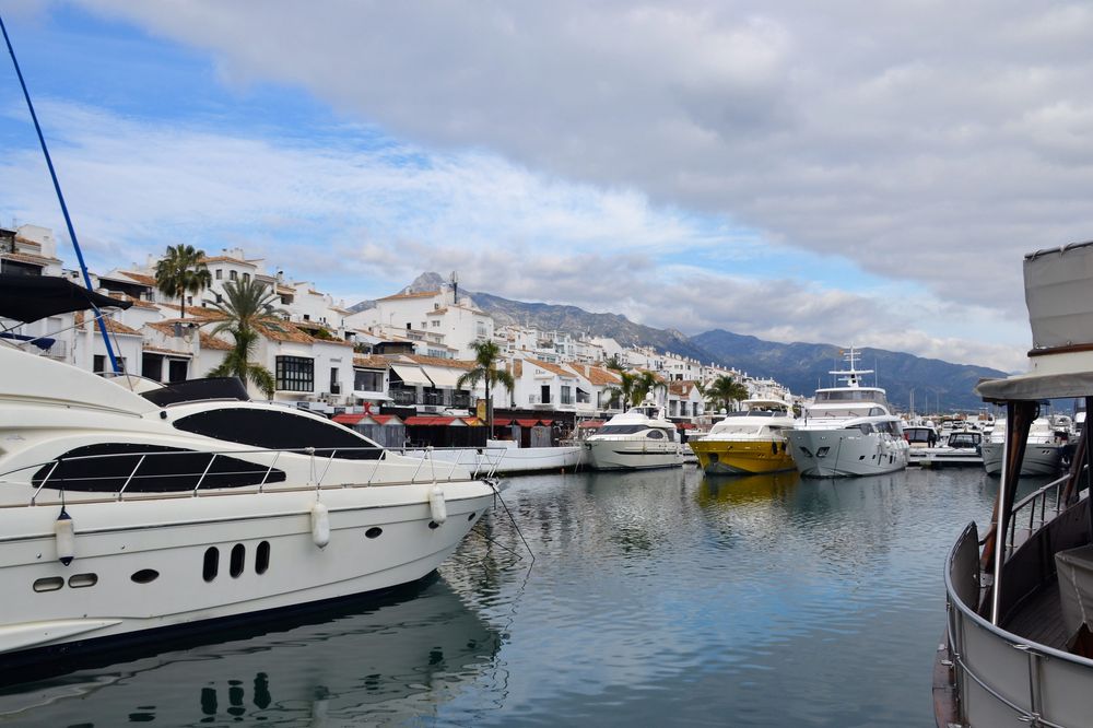 Puerto Banús Marina. Tomada el 26 de diciembre de 2018 a las 14:41:13Hrs CET, utilizando una cámara Nikon D3100 con un lente Sigma 18-300mm. Puerto Banús es conocido como el patio de recreo de la Costa del Sol para los ricos y