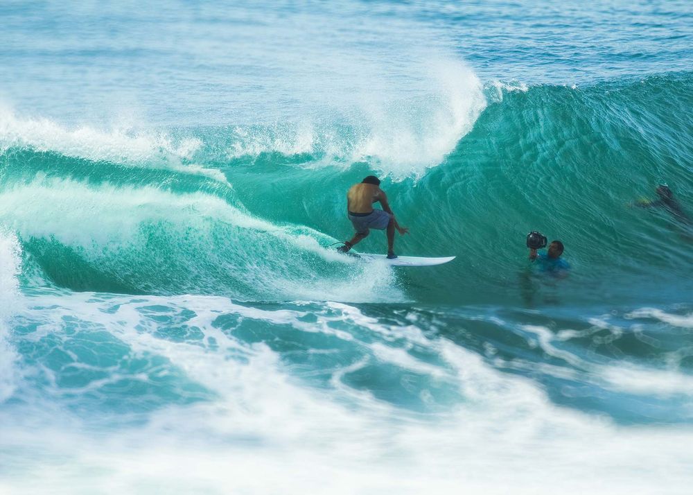 Surfen in Bali, aufgenommen von Wavehaven. Frei zur Verwendung unter CC-Attribution auf <a href=