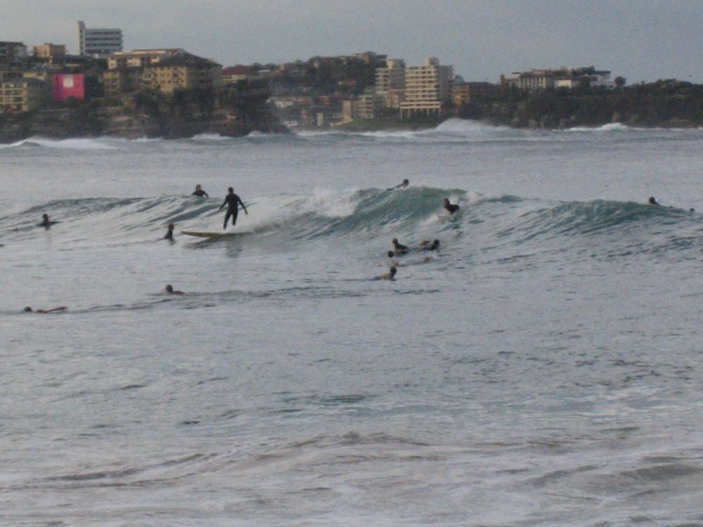 ¡Surfistas acudiendo a la Playa de Manly!