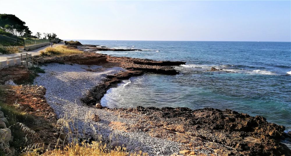 A praia de les Arenetes é uma enseada rochosa da zona da área de Les Rotes. Também é conhecida como 'Final de les Rotes' e oferece uma das mais belas vistas do Mediterrâneo e do Cabo de San