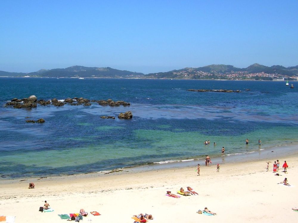 Een van de vele uitstekende stranden in Vigo. Vigo is een stad gelegen in het noordwesten van Spanje in de provincie Pontevedra, Galicië. De stad Vigo heeft iets meer dan 290.000 inwoners, waardoor het de 14e grootste stad is.