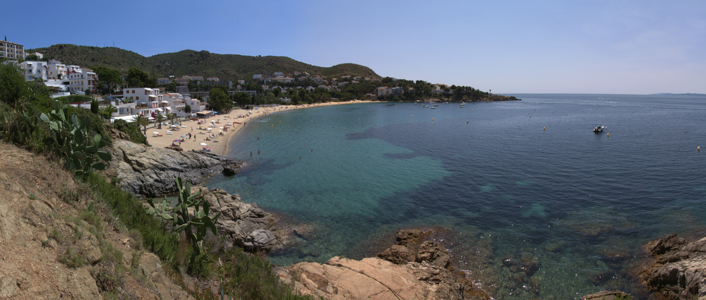 Een reeks van 5 foto's, samengevoegd tot een panoramisch uitzicht op l'Almadrava in Roses, Spanje.
<p>Panorama gemaakt met <a href=