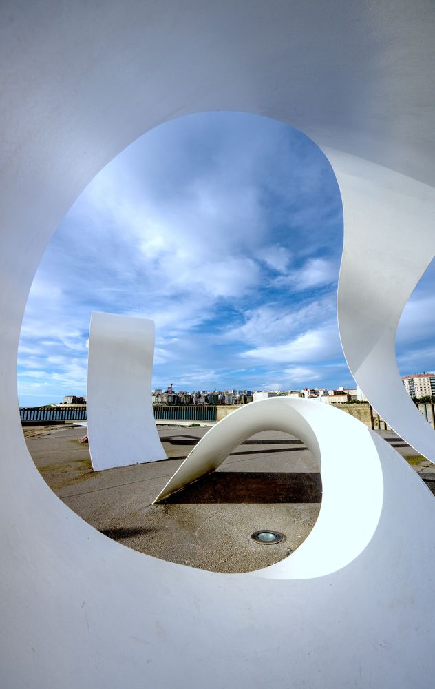 A lo largo de la historia, la ensenada de Orzán ha sido testigo de ahogamientos y actos de heroísmo que han impresionado a la ciudad. En 2013 se inauguró un monumento a algunas de estas personas:
<p>El 