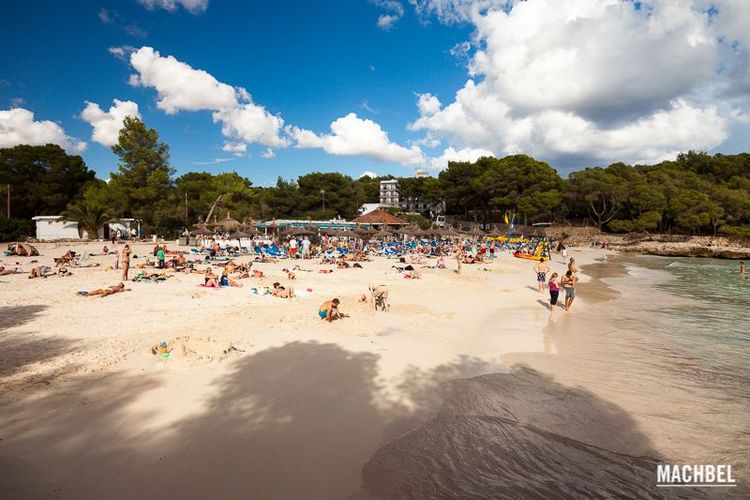 Cala Mondragó, z Cala S´Amarador i Caló de sa Font de n´Alis. Naturalne miejsce z plażą na Balearach, Hiszpania. Artykuł na <a href=